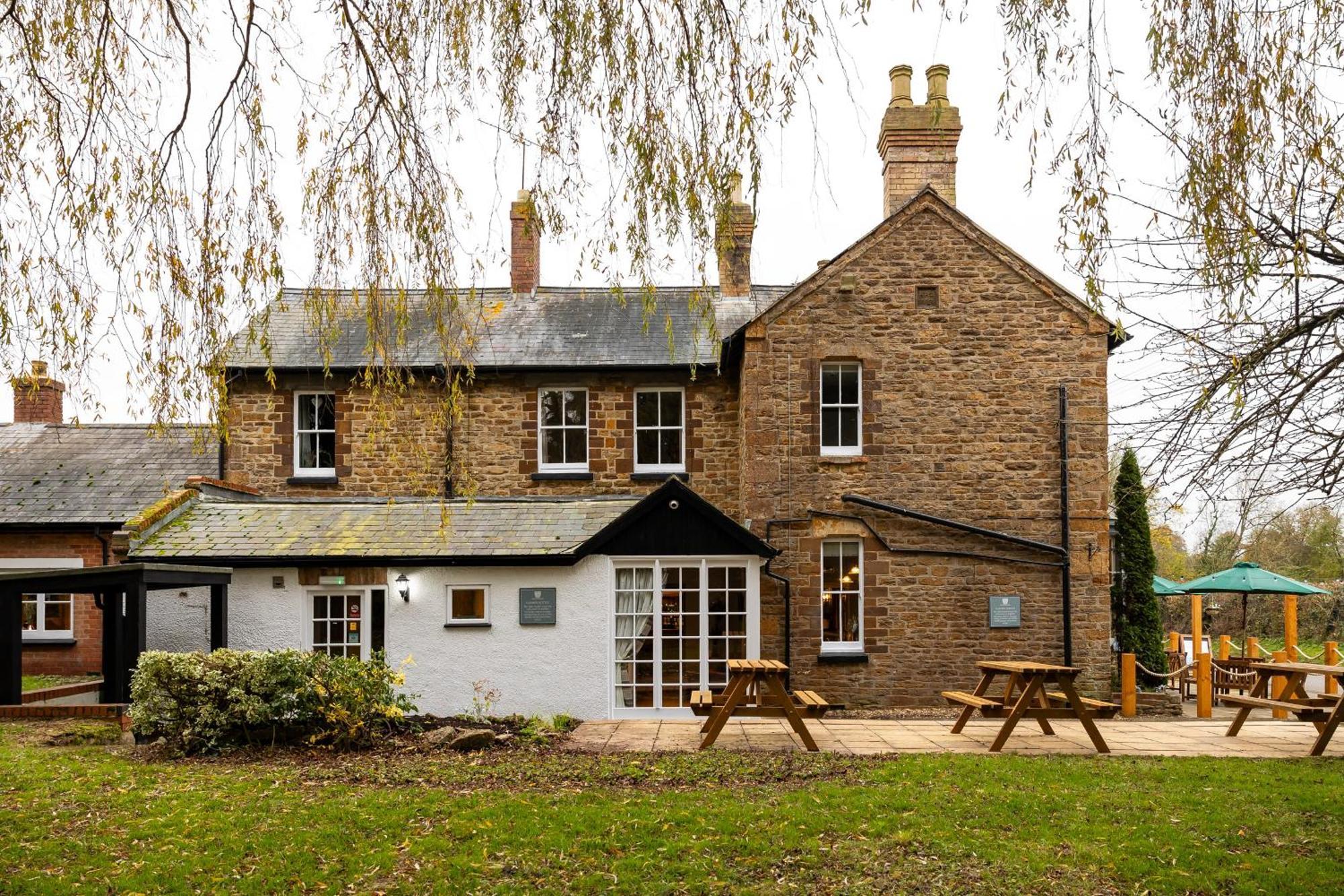 The Olde Coach House Inn آشبي سانت ليدجرز المظهر الخارجي الصورة